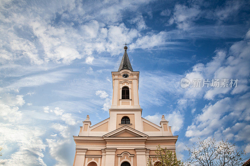 因吉贾的圣彼得和保罗天主教教堂的全景图，也被称为rimokatolicka crkva svetog petra i pavla，是塞尔维亚伏伊伏丁那省的一个城市，因吉的主要地标。